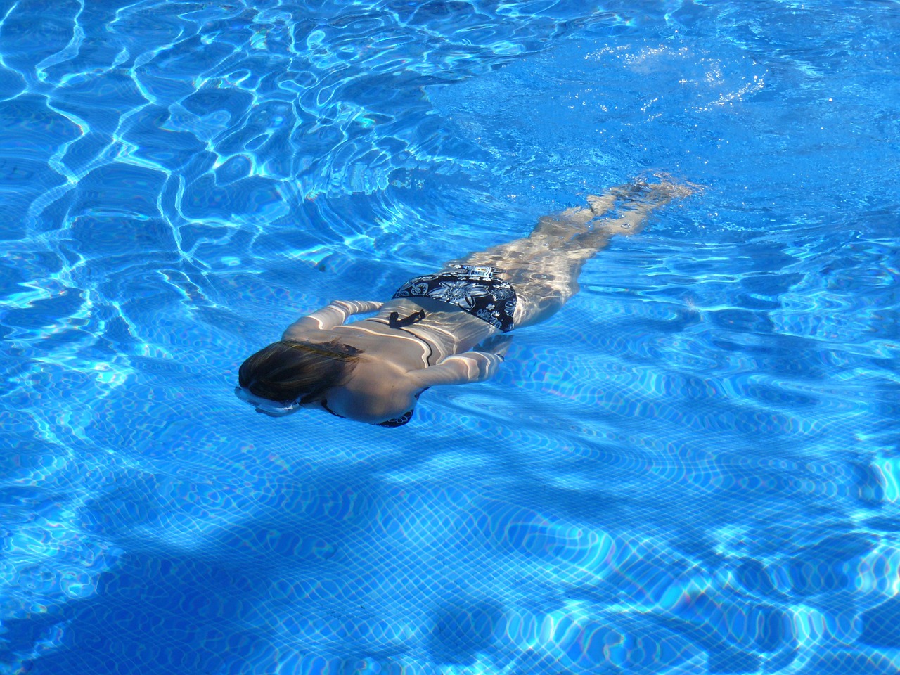 Pourquoi opter pour un gazon synthétique autour de votre piscine ?