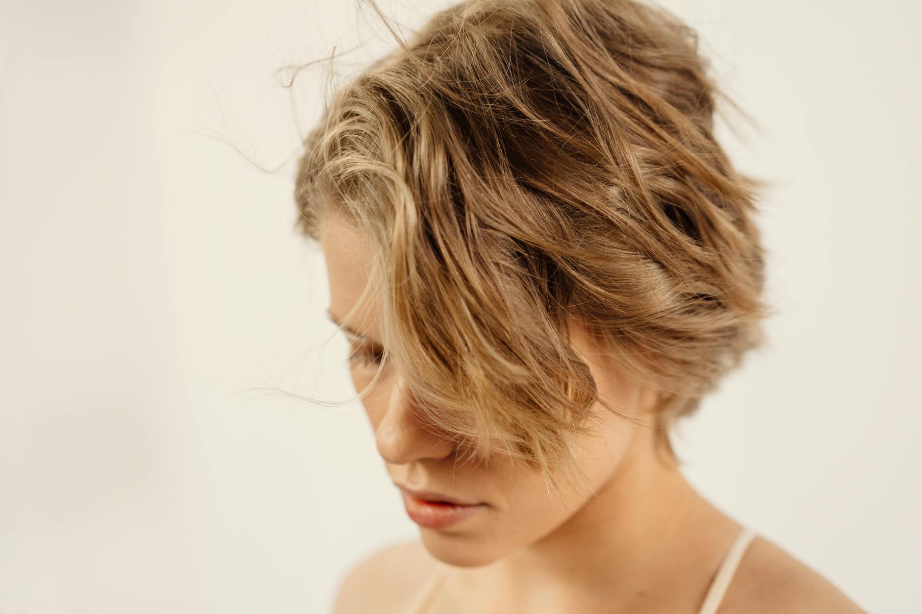 Coupes de cheveux tendance : comment je choisis sans suivre les magazines à la lettre